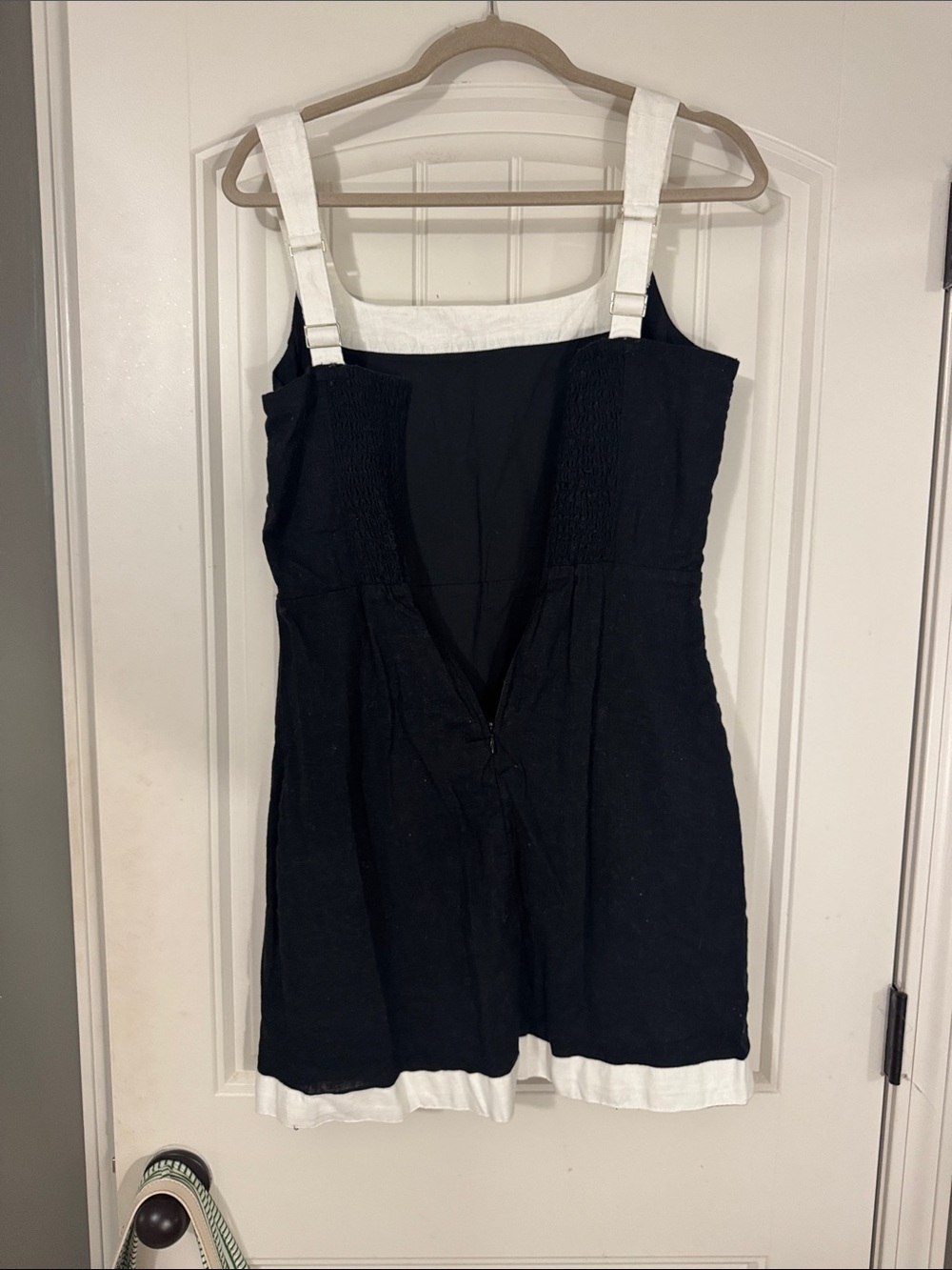 Classic Black and White Square-Neck Linen Dress - Picture 2 of 3